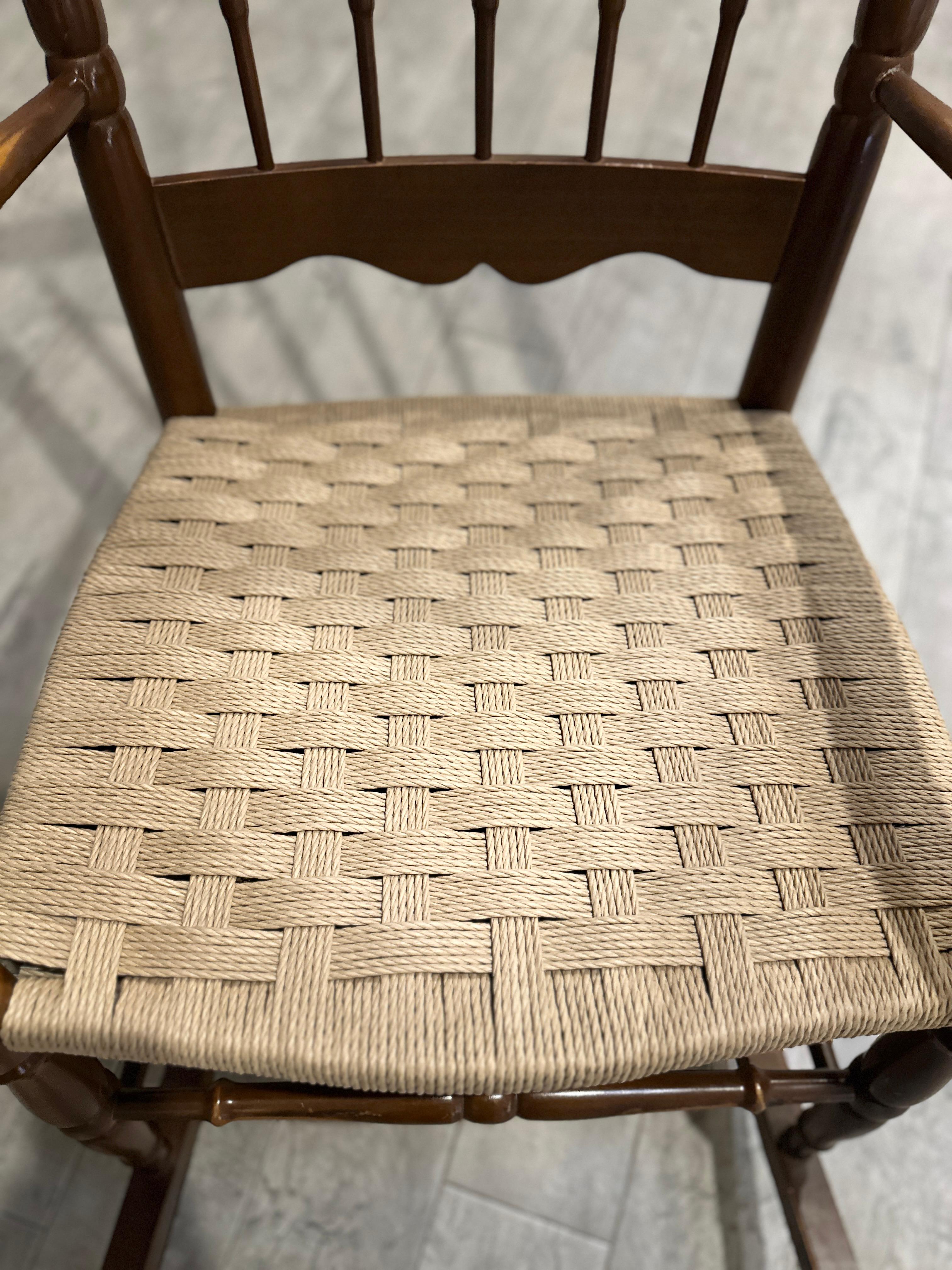 Impagliatura a scacchi su sedia classica