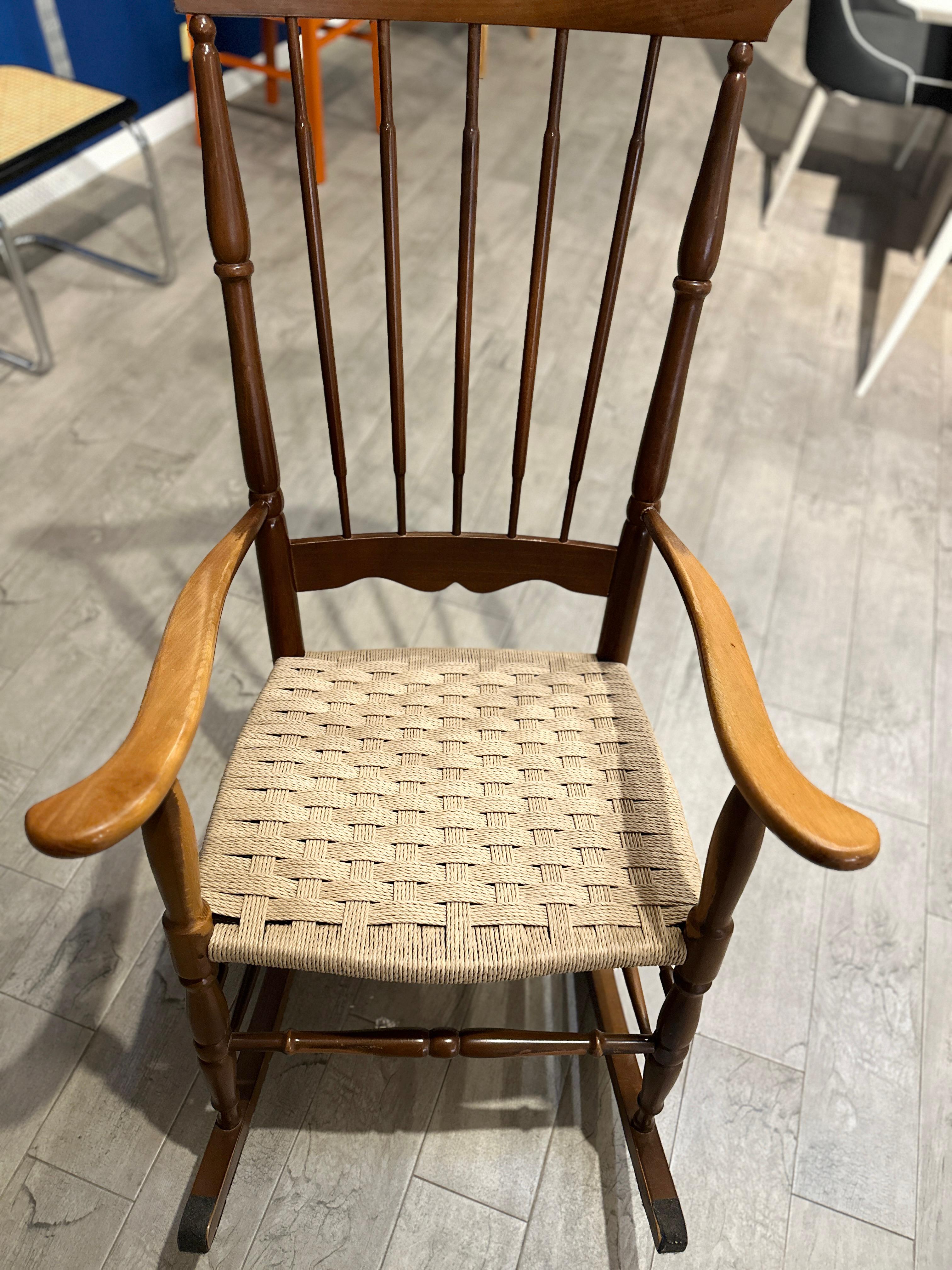 Impagliatura a scacchi su sedia antica restaurata