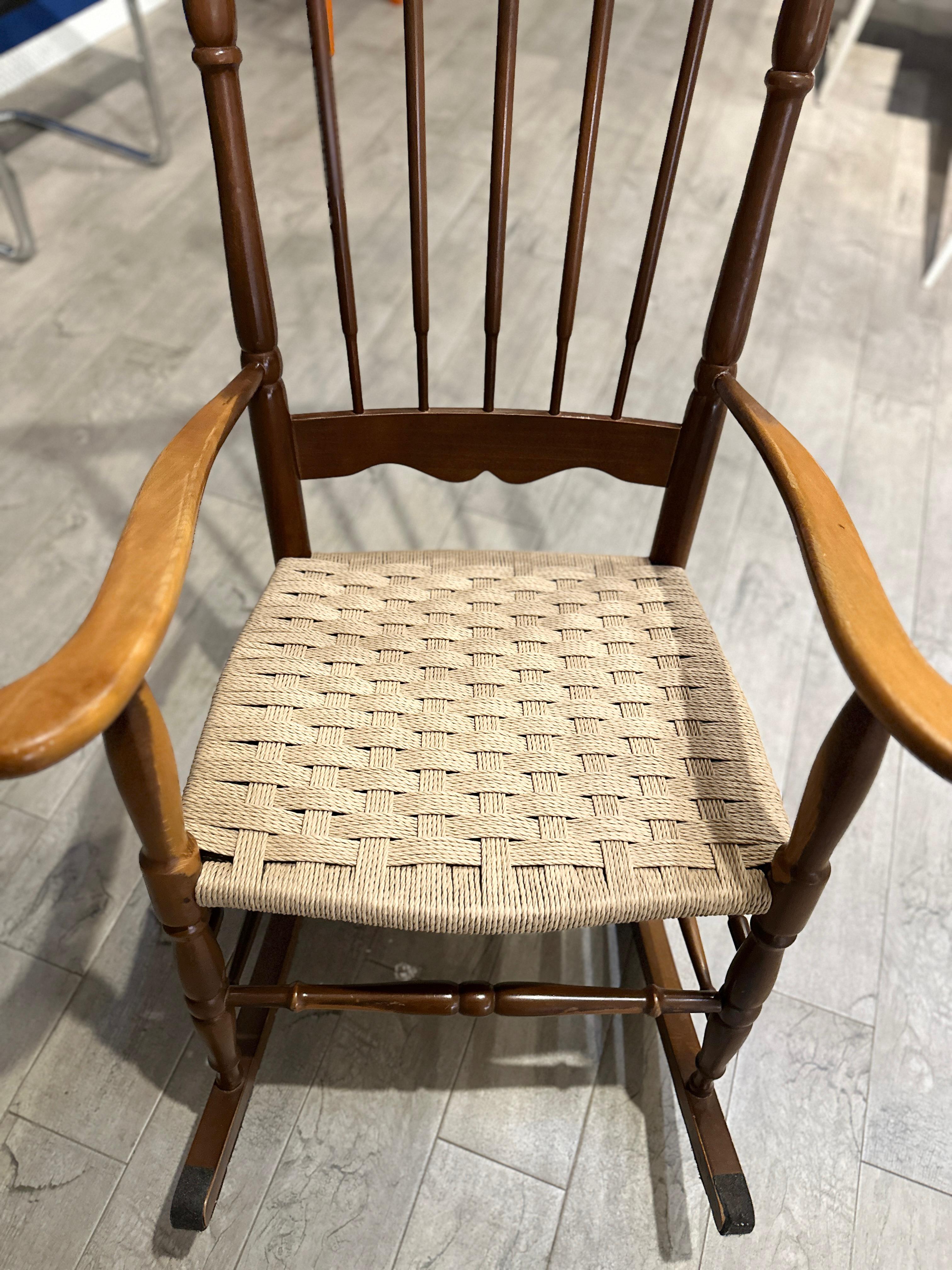 Sedia con impagliatura a scacchi finita